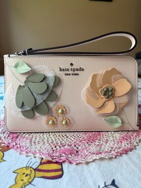 💐 KATE SPADE LUCY FLORAL WRISTLET 💐 NWT 💐